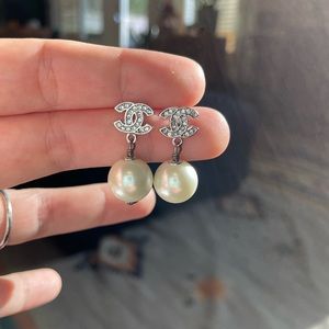 Chanel Pearl Drop Earings